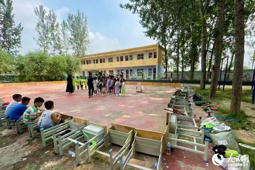 孩子们最初的训练场地。三合头小学提供