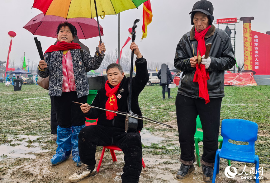 没有观众的表演。人民网记者 王玉兴摄