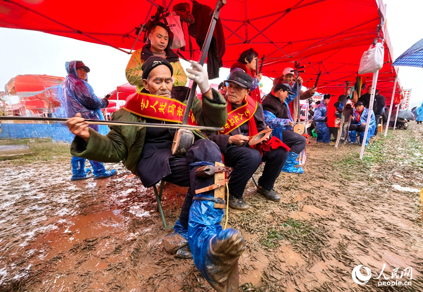 老艺人如约而至。人民网记者 王玉兴摄