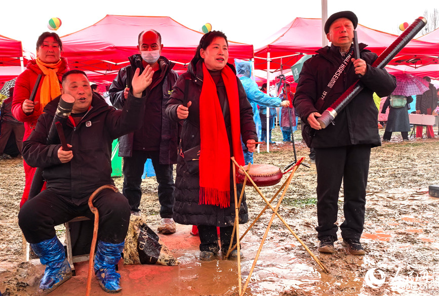 泥泞中的演出。人民网记者 王玉兴摄