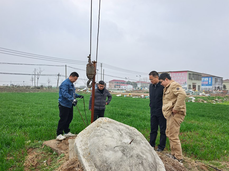 庙街乡工作人员在对机井进行排查。刘振方摄