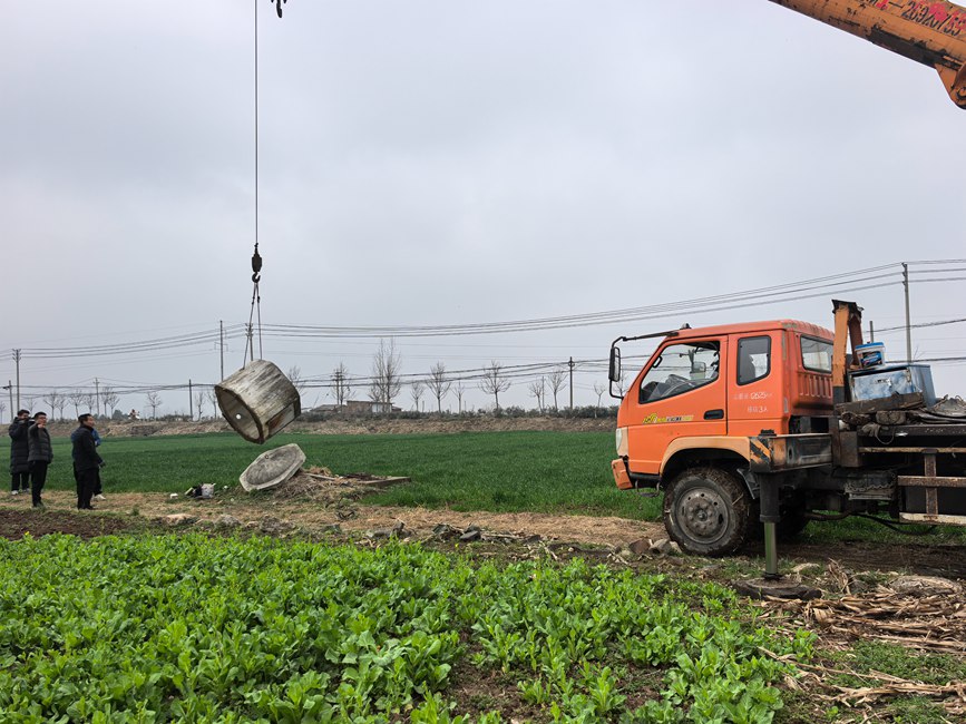 技术人员正在逐村逐井开展拉网式排查。刘振方摄