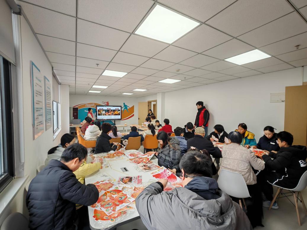 工作人员讲解知识。郑东新区社会工作部供图