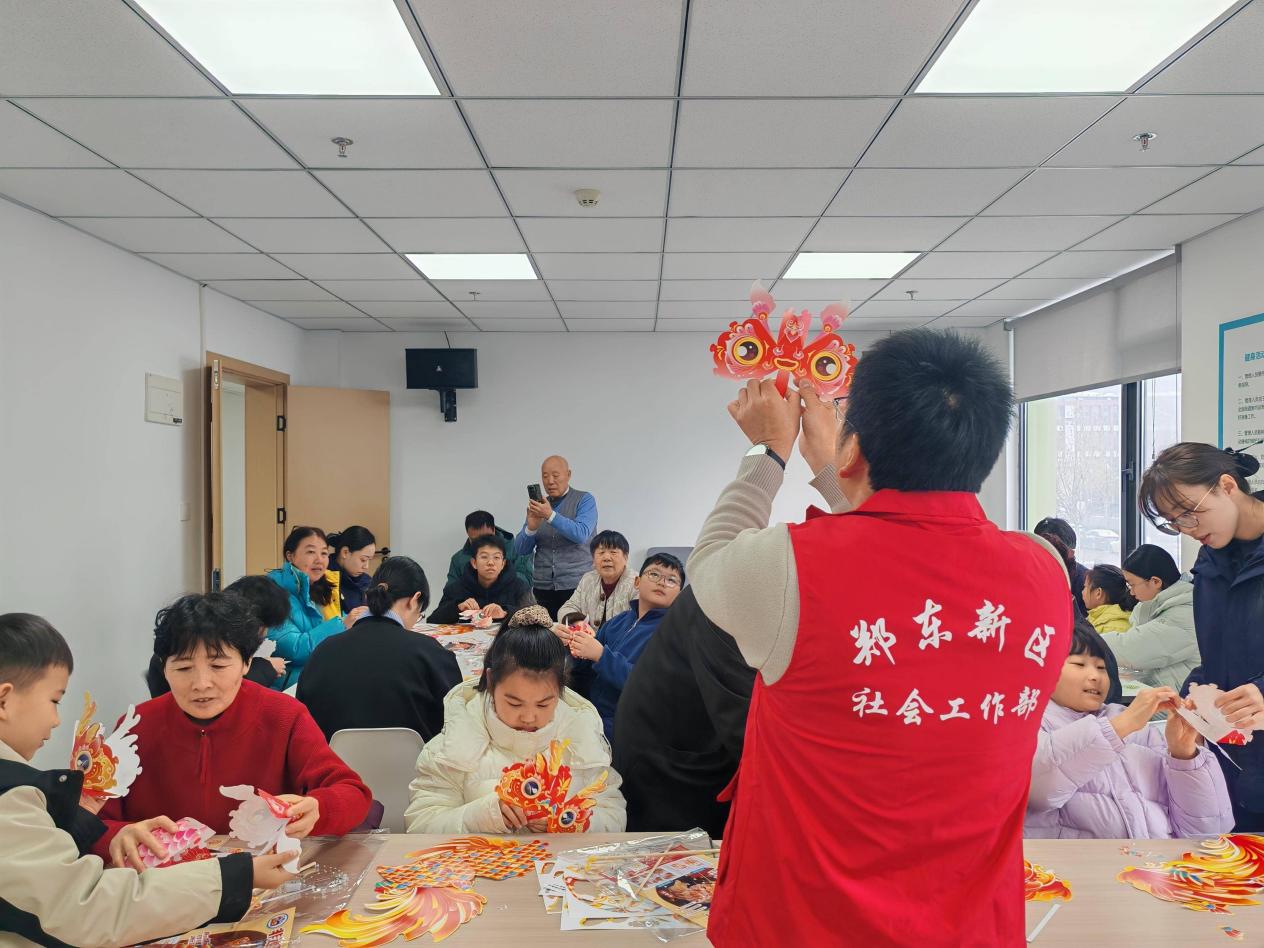 工作人员讲解制作步骤。郑东新区社会工作部供图