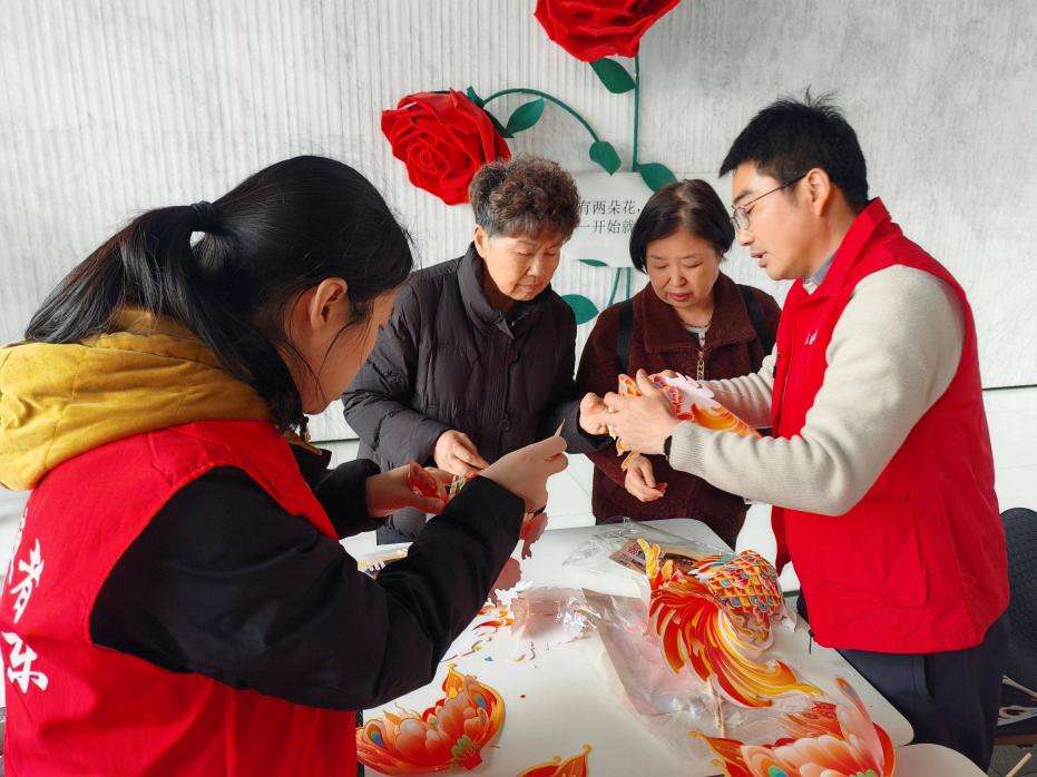 工作人员指导制作。郑东新区社会工作部供图