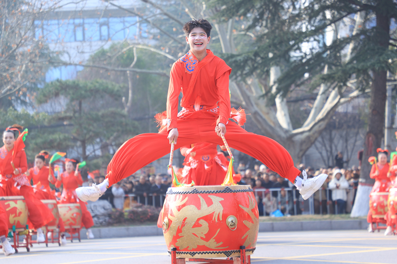 锣鼓队铿锵鼓韵。李东强摄