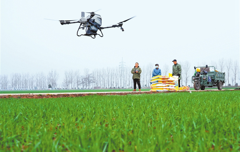 新型植保无人机助力麦田管护