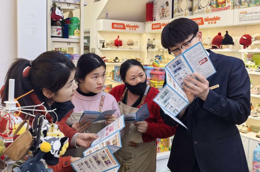 工行开封分行青年员工为群众介绍反假币知识。