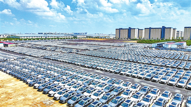 新能源汽车等待出海。徐聪摄