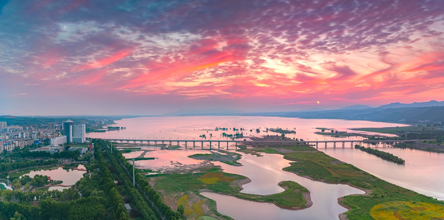 《日月同辉》。牛记卫摄