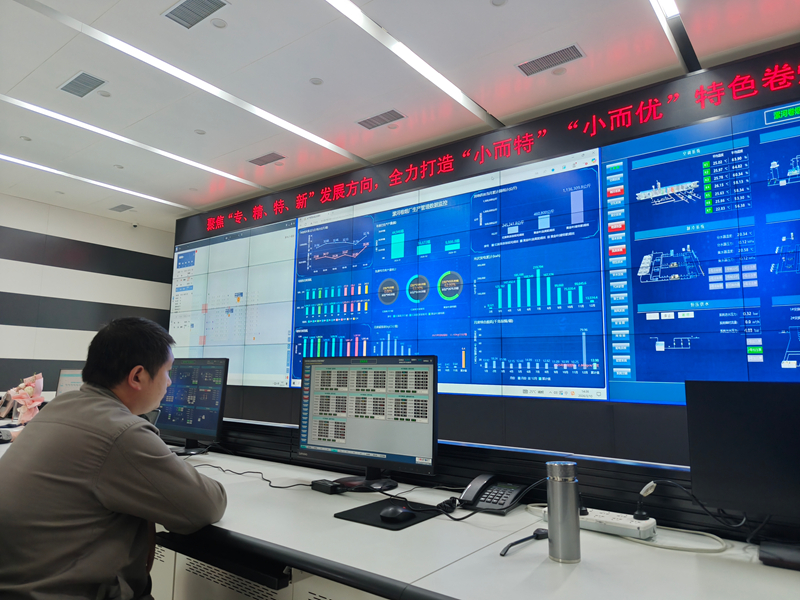 生产控制中心操作人员监控能源消耗指标。石蕊摄
