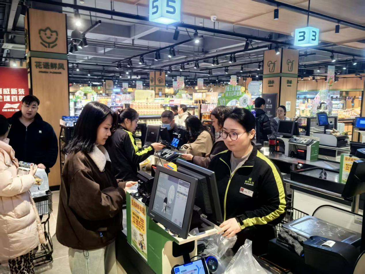 开封鲜风超市员工为顾客结算开票。开封市委宣传部供图