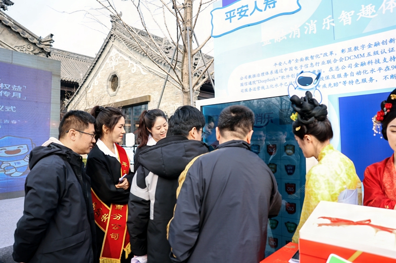 群众在金融消保展示墙前学习防诈知识。耿毅卓摄