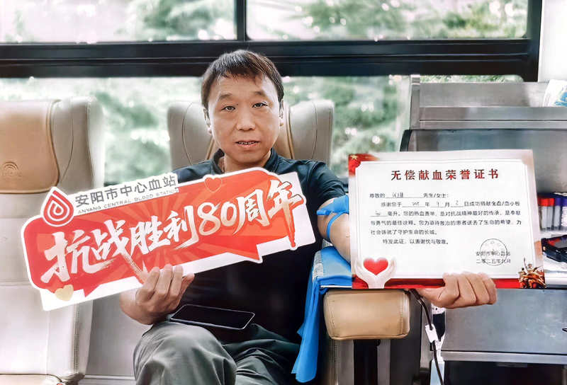 安阳厂党员志愿者带头参加献血活动 。康帅帅摄