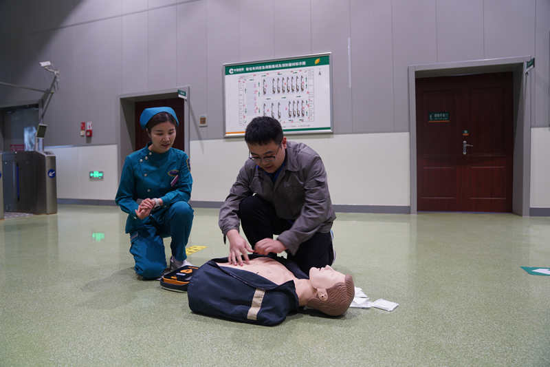 安阳厂志愿者在学习急救知识。康帅帅摄