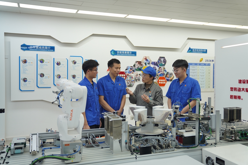 全国劳动模范孟瑾在创新工作室向成员分享创新心得。康帅帅摄