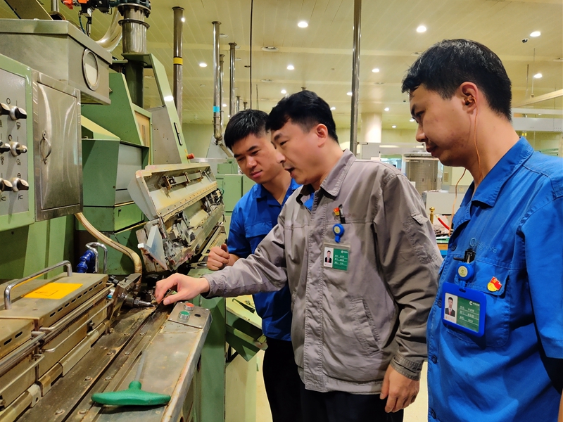 全国五一劳动奖章获得者高卫军为全国示范性劳模工匠创新工作室青年员工讲授设备维修技巧。付文政摄