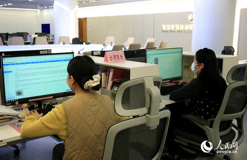 郑州市新型智慧城市运行中心工作人员正在通过“平台”派单。人民网记者 慎志远摄