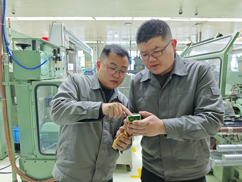 质量分析员反馈质量问题。陈光辉摄