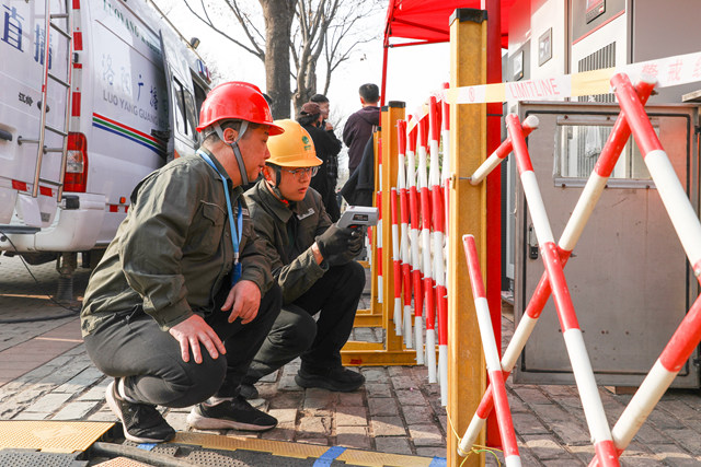 4月1日，國網洛陽供電公司保電人員在第43屆中國洛陽牡丹文化節開幕式現場監測供電設備運行狀態。張果峰攝