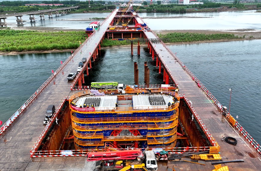 焦平铁路洛阳黄河公铁大桥主桥首个水中墩墩身浇筑完成。陈永创摄