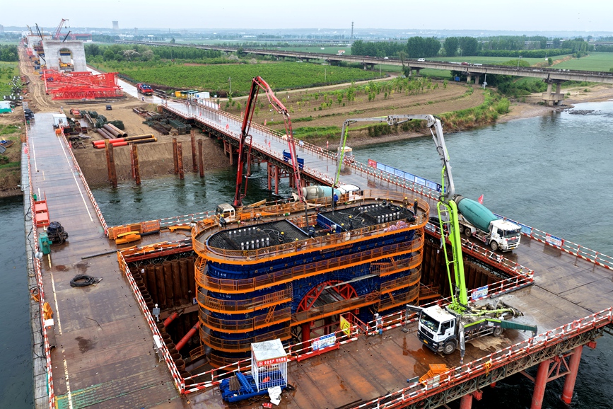 焦平铁路洛阳黄河公铁大桥主桥首个水中墩墩身浇筑完成。陈永创摄
