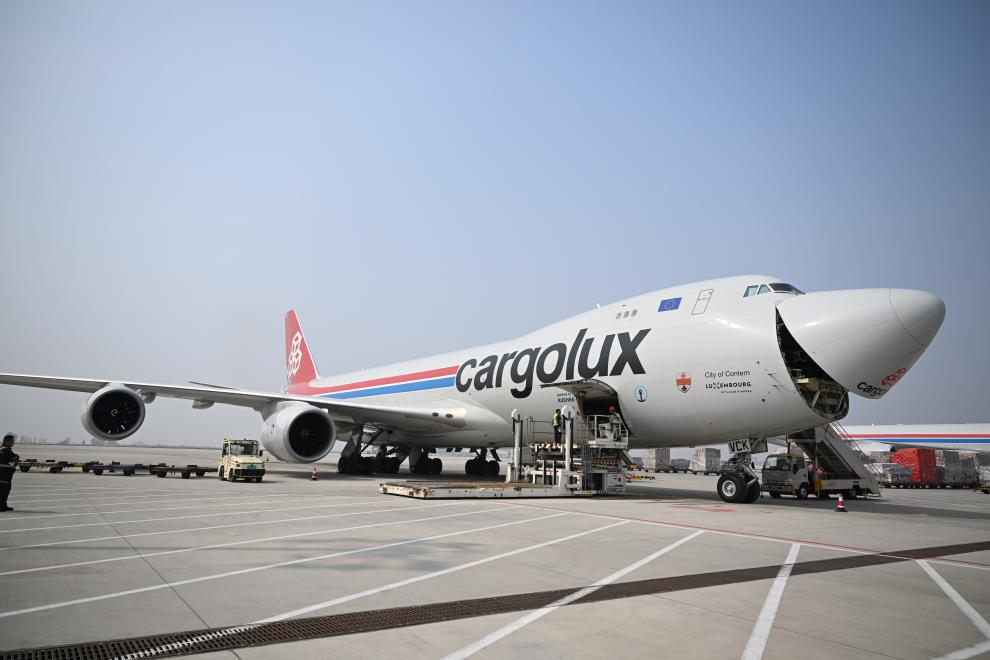 2026年3月31日，在郑州新郑国际机场，一架卢森堡货航货机卸货完毕。新华社记者李嘉南 摄
