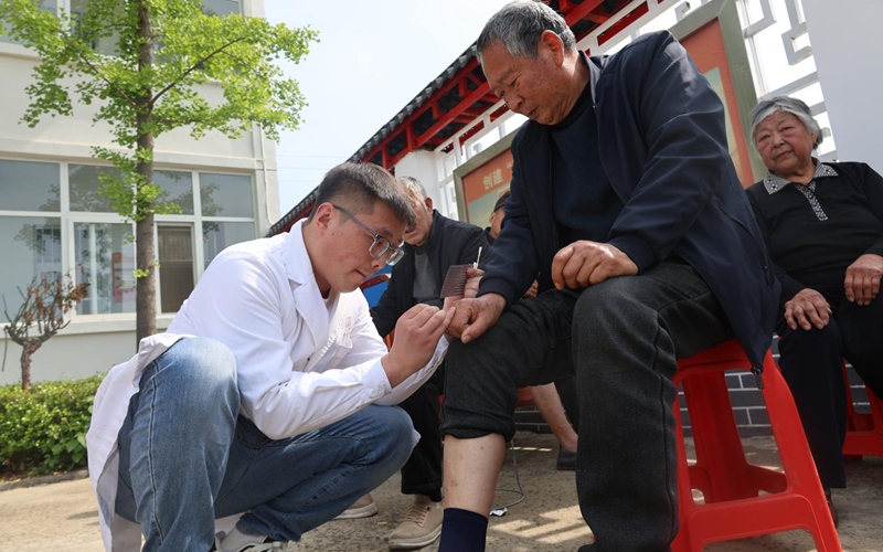 名医下乡村 义诊暖民心