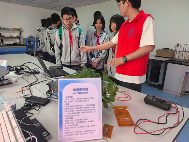 学生聆听“数据采集器”原理介绍。陈海英摄