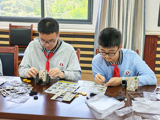 学生制作瓦力机器人。陈海英摄