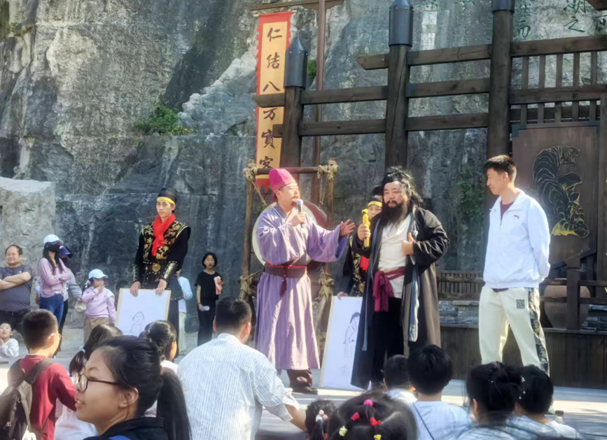 圖為梁山景區擂台互動節目。開封市委宣傳部供圖
