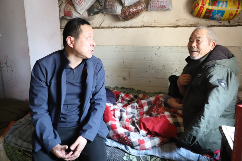 許昌廠駐村工作隊到貧困戶家中開展慰問。王彌霄攝