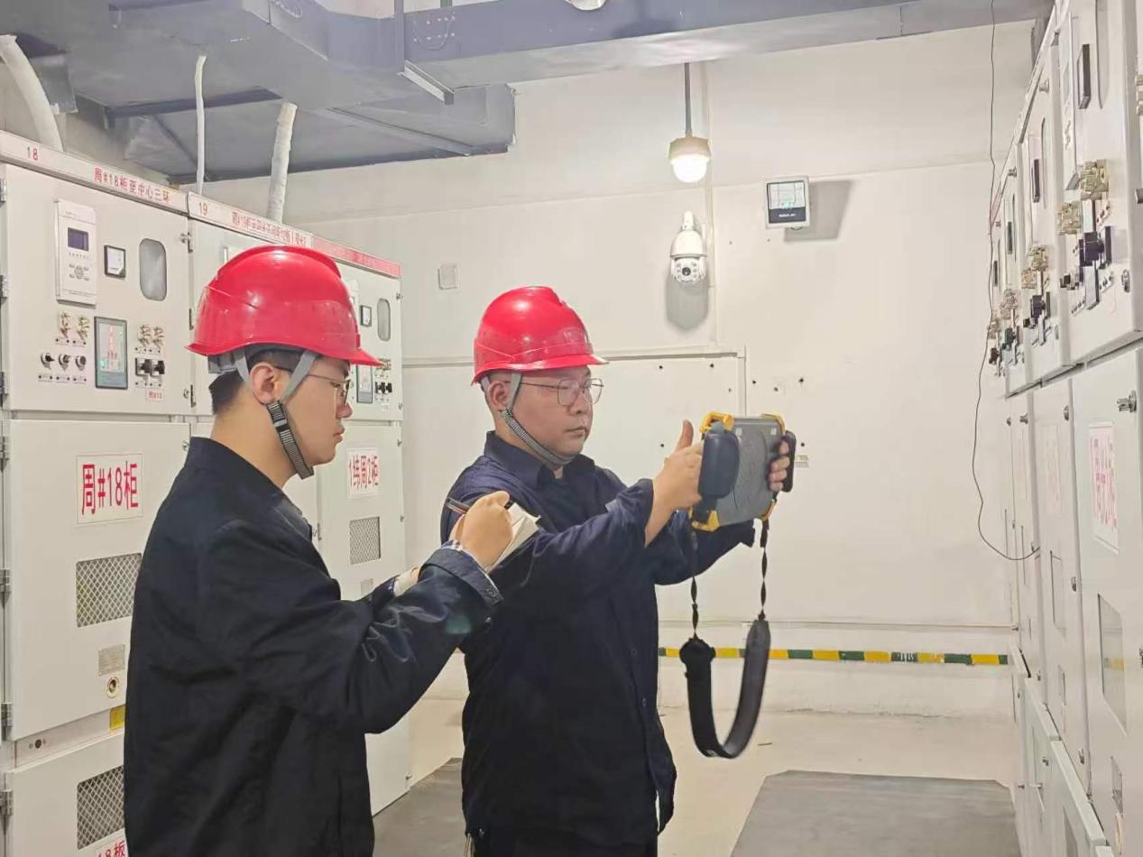 國網三門峽供電公司工作人員開展開閉所消防隱患排查。張帥攝