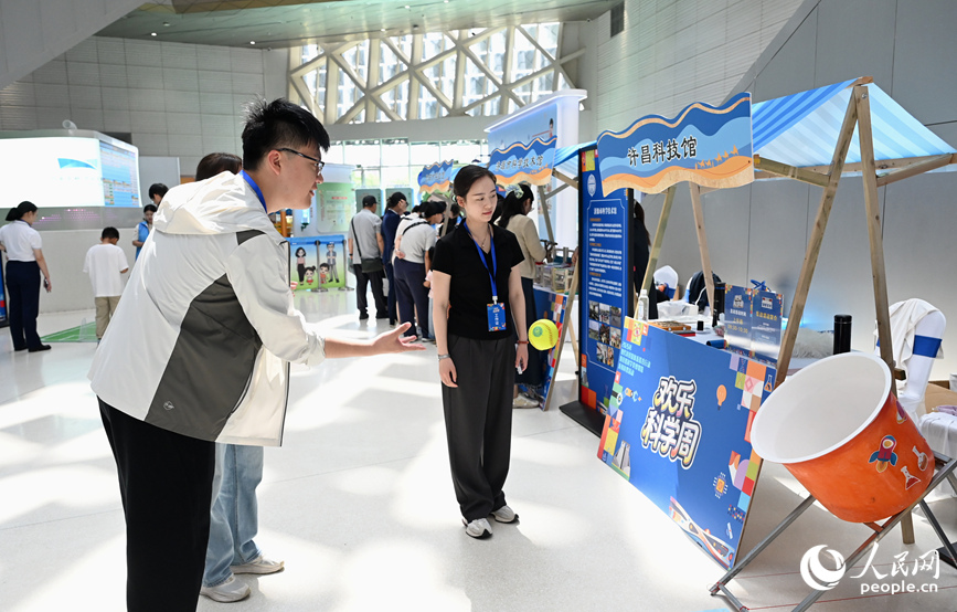 科學創意市集體驗。人民網記者 王玉興攝