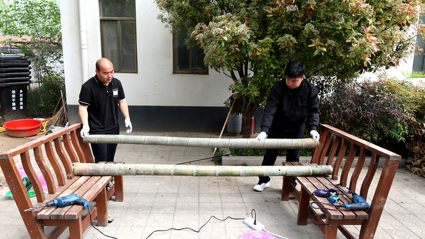 選材、加工、組裝浮島。耿玉成攝
