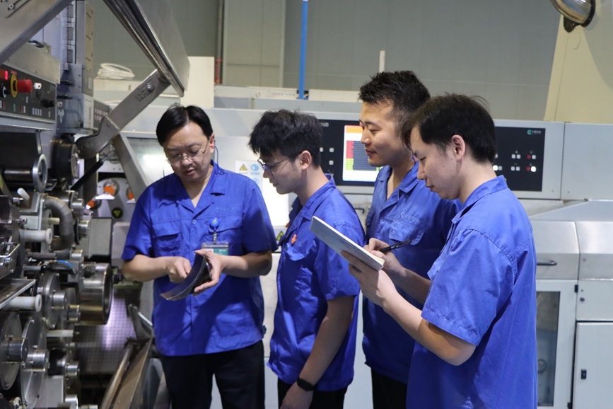 卷煙機操作工徐志剛講授設備保養技巧。 郭一凡攝