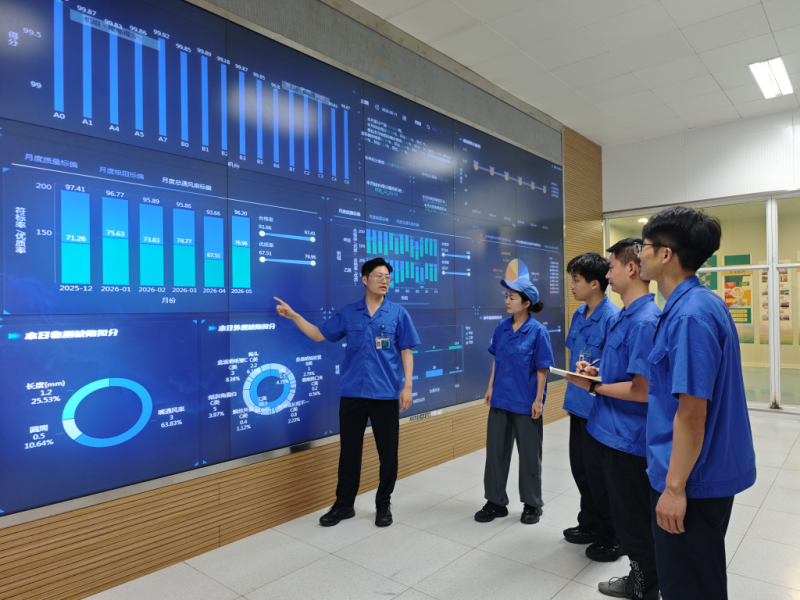 包裝機操作工余佳奇講解數據驅動知識。 郭一攝