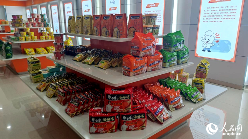 白象食品股份有限公司食品展厅内，方便速食面琳琅满目。人民网记者 杨晓娜摄