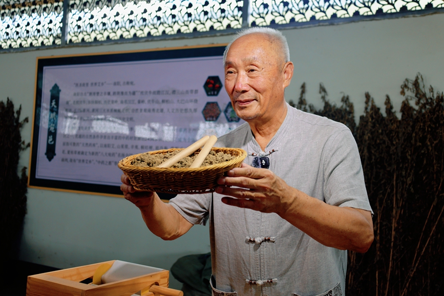 南阳国医仲景产业集团片区非物质文化遗产代表性传承人正在展示手工制的艾条。张新军摄