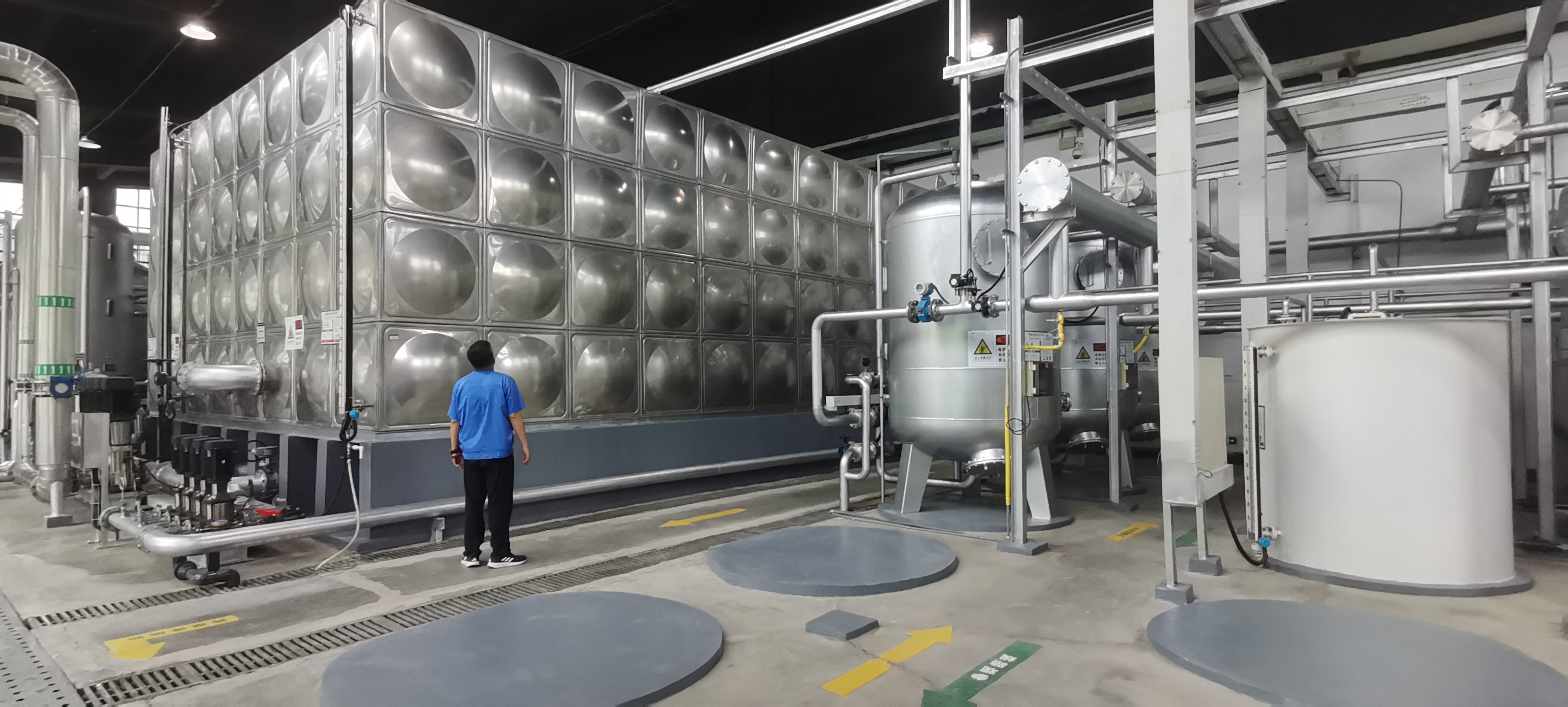 反渗透水处理设备稳定运行，精细化处理再生水资源，提升中水回用效率。张百根摄