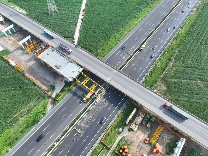 新乡S227项目上跨京港澳分离式立交首次顶推完成。中交一公局七公司供图