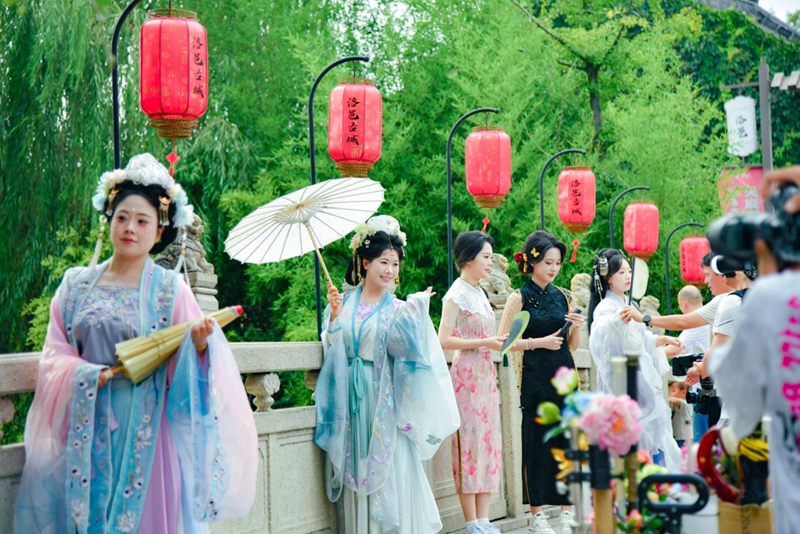 游客拍照留念。洛阳市老城区委宣传部供图