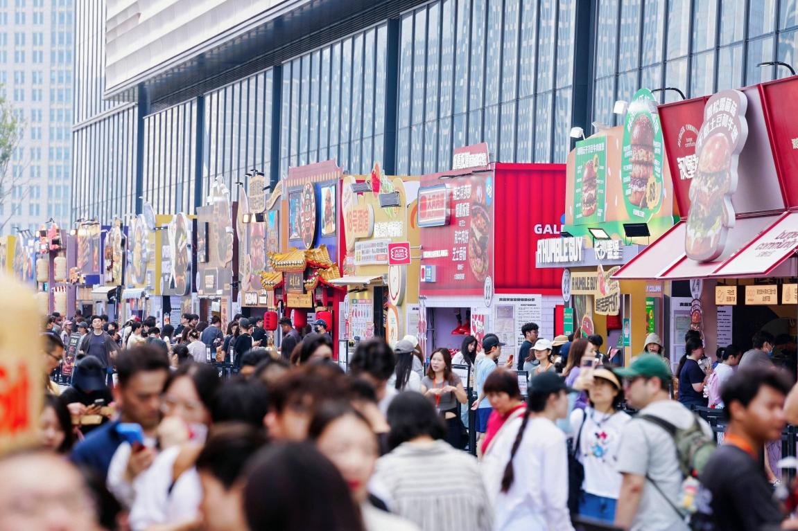 郑东万象城HOCH汉堡节活动首日现场。郑东新区投资促进局供图