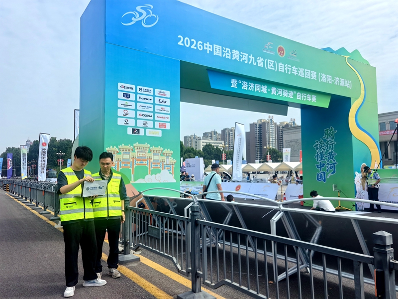 河南移动济源分公司在沿途路段沁园路附近线进行网络信号测试。耿珊珊摄