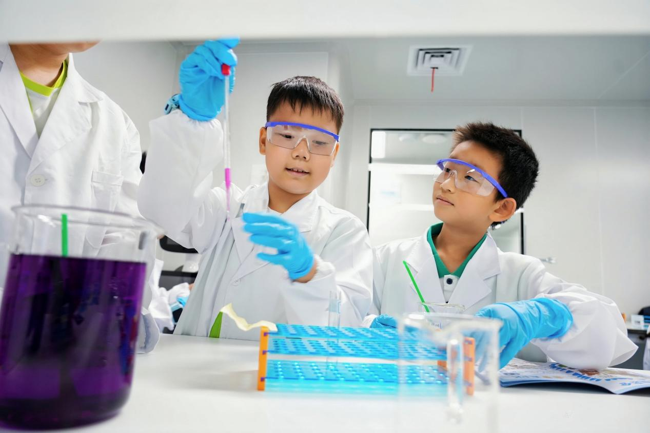 孩子们动手参与科学实验。郑东新区宣传部供图