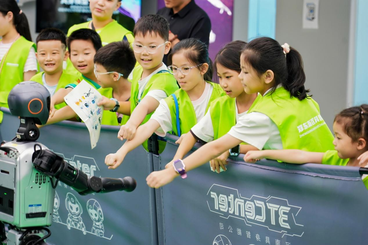 孩子们与机器人互动。郑东新区宣传部供图 