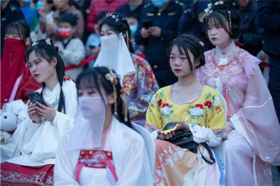 4月17日,在湖北省襄阳古城北街,众多汉服爱好者身着各种风格的传统汉服进行巡游,展示汉服文化魅力。