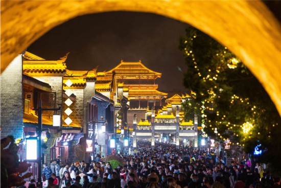 4月17日,湖北襄阳古城北街在霓虹灯的映衬下魅力尽显,人们踏着夜色欣赏古城风貌。