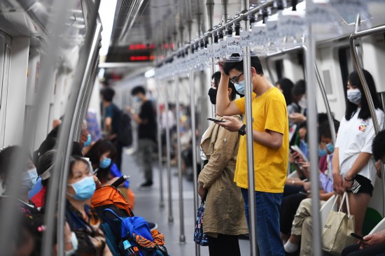 这是9月15日拍摄的郑州地铁5号线上的乘客。