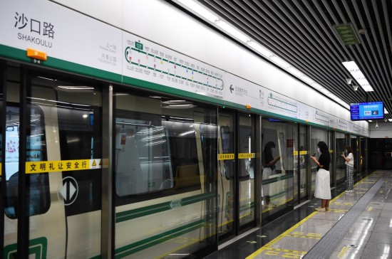 9月15日，市民在郑州地铁5号线沙口路站等待乘车。